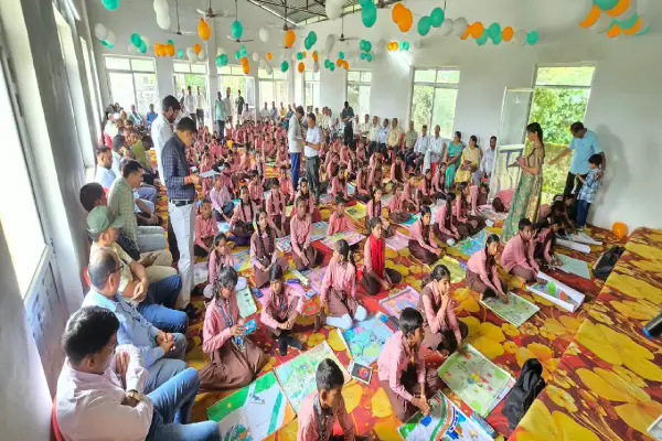 पहितीपुर में बच्चों ने चित्रों और विचारों से बताया अपने सपनों का भारत
